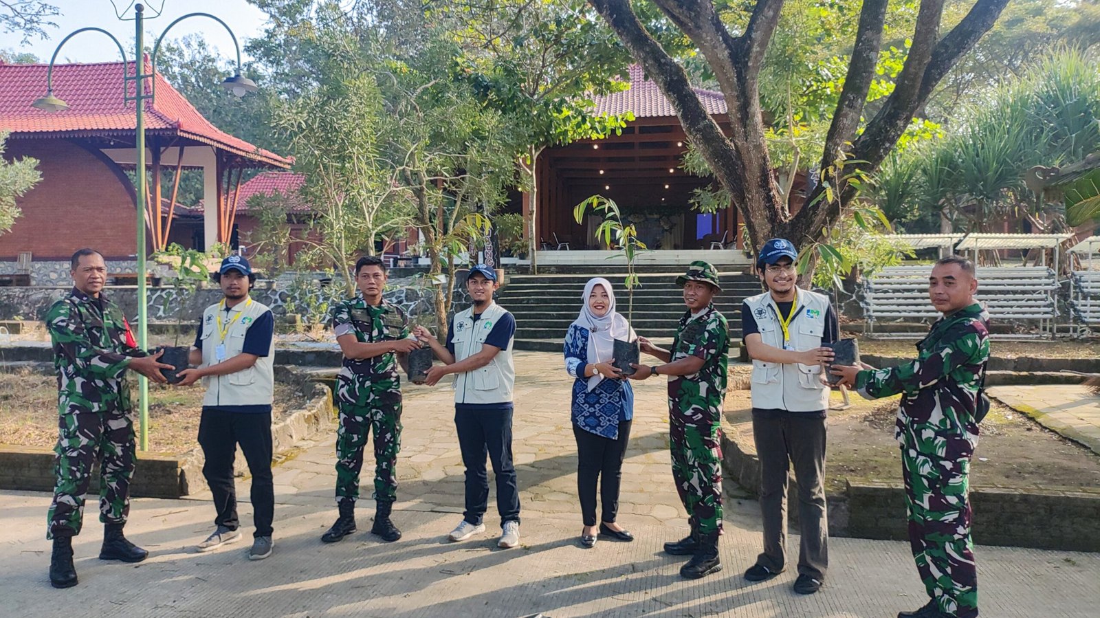 Penanaman Bibit Buah dari Koramil Lendah di Resto Bukit Cubung bersama Mahasiswa KKN UGM
